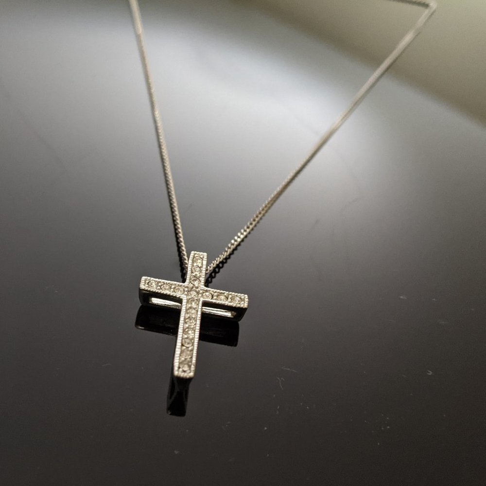 NWOT 3-D pave cross necklace